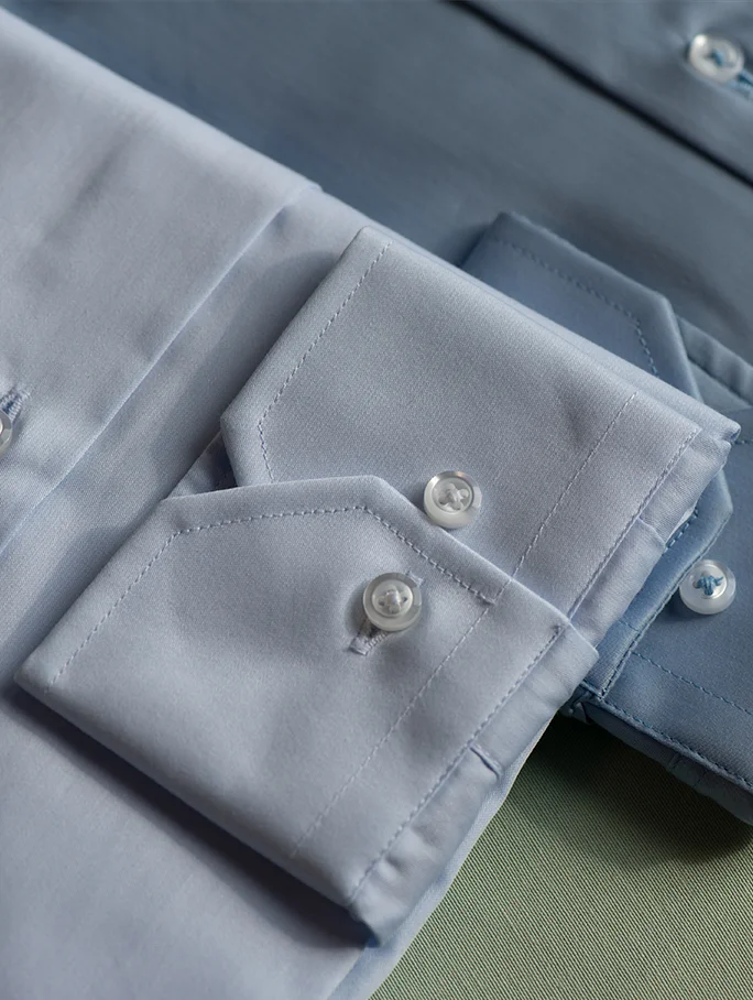 Pantaloni in lino con chiusura coulisse.
