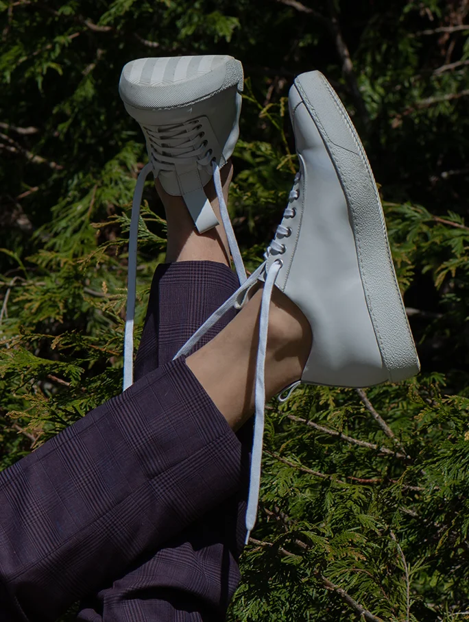 Dettaglio sneaker in pelle bianche