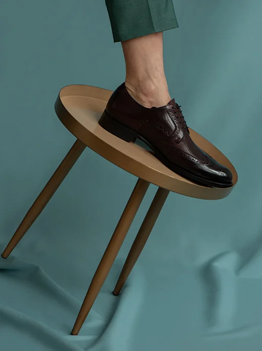 Scarpa Derby traforata in pelle spazzolata.